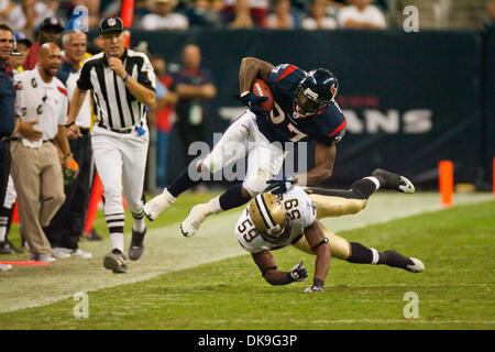 Agosto 20, 2011 - Houston, Texas, Stati Uniti - Houston Texans RB Chris Ogbonnaya (27) esegue la sfera fermato da New Orleans Saints Nate Bussey (59). Texans sconfitto i santi punteggio finale 27-14 al Reliant Stadium di Houston, TX. (Credito Immagine: © Juan DeLeon/Southcreek globale/ZUMAPRESS.com) Foto Stock