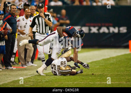 Agosto 20, 2011 - Houston, Texas, Stati Uniti - Houston Texans RB Chris Ogbonnaya (27) esegue la sfera fermato da New Orleans Saints Nate Bussey (59). Texans sconfitto i santi punteggio finale 27-14 al Reliant Stadium di Houston, TX. (Credito Immagine: © Juan DeLeon/Southcreek globale/ZUMAPRESS.com) Foto Stock