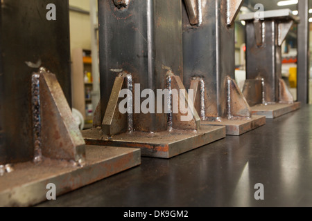 Saldare i supporti in acciaio Foto Stock
