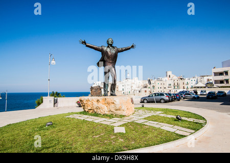 Statua di Domenico Modugno nasce a Polignano a Mare in 1928. Il cantante popularized canzone 'volare." (Bari/Puglia, Italia) Foto Stock