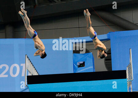 Agosto 22, 2011 - Shenzhen, Cina - LIN YUE e HUO LIANG gioventù sensazioni di immersioni presso le Olimpiadi di Pechino 2008, ha preso l'oro di nuovo negli uomini 10 metro piattaforma sincronizzata la concorrenza al XXVI Universiade estiva (Università del mondo giochi) in Shenzhen. (Credito Immagine: © Jeremy Breningstall/ZUMAPRESS.com) Foto Stock