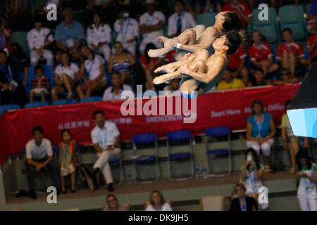 Agosto 22, 2011 - Shenzhen, Cina - LIN YUE e HUO LIANG gioventù sensazioni di immersioni presso le Olimpiadi di Pechino 2008, ha preso l'oro di nuovo negli uomini 10 metro piattaforma sincronizzata la concorrenza al XXVI Universiade estiva (Università del mondo giochi) in Shenzhen. (Credito Immagine: © Jeremy Breningstall/ZUMAPRESS.com) Foto Stock