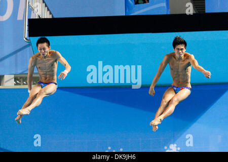 Agosto 22, 2011 - Shenzhen, Cina - LIN YUE e HUO LIANG gioventù sensazioni di immersioni presso le Olimpiadi di Pechino 2008, ha preso l'oro di nuovo negli uomini 10 metro piattaforma sincronizzata la concorrenza al XXVI Universiade estiva (Università del mondo giochi) in Shenzhen. (Credito Immagine: © Jeremy Breningstall/ZUMAPRESS.com) Foto Stock