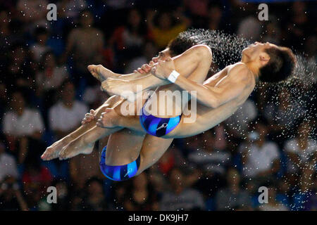 Agosto 22, 2011 - Shenzhen, Cina - LIN YUE e HUO LIANG gioventù sensazioni di immersioni presso le Olimpiadi di Pechino 2008, ha preso l'oro di nuovo negli uomini 10 metro piattaforma sincronizzata la concorrenza al XXVI Universiade estiva (Università del mondo giochi) in Shenzhen. (Credito Immagine: © Jeremy Breningstall/ZUMAPRESS.com) Foto Stock