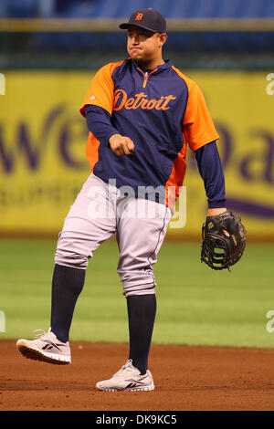 24 agosto 2011 - San Pietroburgo, Florida, Stati Uniti - Detroit Tigers primo baseman Miguel Cabrera (24) prima di una partita di baseball tra il Tampa Bay Rays e Detroit Tigers a Tropicana campo. (Credito Immagine: © Luca Johnson/Southcreek globale/ZUMApress.com) Foto Stock