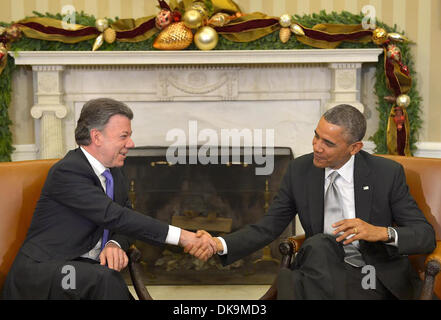 Washington DC, Stati Uniti d'America. 3 dicembre, 2013. Foto fornita dalla presidenza colombiana mostra il presidente colombiano Juan Manuel Santos (L) riunione con gli Stati Uniti Il presidente Barack Obama a Washington, capitale degli Stati Uniti, Dicembre 3, 2013. Credito: Colombia la Presidenza/Xinhua/Alamy Live News Foto Stock