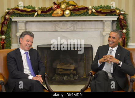 Washington DC, Stati Uniti d'America. 3 dicembre, 2013. Foto fornita dalla presidenza colombiana mostra il presidente colombiano Juan Manuel Santos (L) riunione con gli Stati Uniti Il presidente Barack Obama a Washington, capitale degli Stati Uniti, Dicembre 3, 2013. Credito: Colombia la Presidenza/Xinhua/Alamy Live News Foto Stock