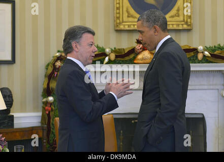 Washington DC, Stati Uniti d'America. 3 dicembre, 2013. Foto fornita dalla presidenza colombiana mostra il presidente colombiano Juan Manuel Santos (L) riunione con gli Stati Uniti Il presidente Barack Obama a Washington, capitale degli Stati Uniti, Dicembre 3, 2013. Credito: Colombia la Presidenza/Xinhua/Alamy Live News Foto Stock