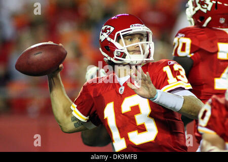 Agosto 26, 2011 - Kansas City, Missouri, Stati Uniti - Kansas City Chiefs quarterback Ricky Stanzi (13) guarda a passare nella NFL partita di calcio tra i Kansas City Chiefs e St. Louis Rams in Kansas City, MO. I Rams sconfiggere i capi 14-10. (Credito Immagine: © Jacob Paulsen Southcreek/Global/ZUMAPRESS.com) Foto Stock