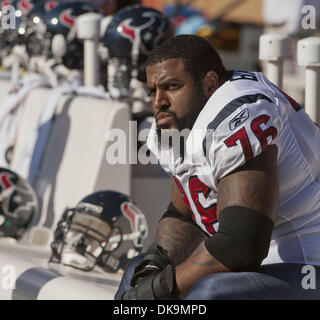 Agosto 27, 2011 - San Francisco, CA, Stati Uniti d'America - San Francisco 49ers vs Houston Texans al Candlestick Park Domenica, 27 agosto 2011. Houston Texans offensivo affrontare Duane marrone (76) sul banco di lavoro..49er perdere a Texans 30-7. (Credito Immagine: © Al Golub/ZUMAPRESS.com) Foto Stock