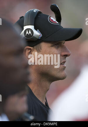 Agosto 27, 2011 - San Francisco, CA, Stati Uniti d'America - San Francisco 49ers vs Houston Texans al Candlestick Park Domenica, 27 agosto 2011. 49er head coach Jim Harbaugh.49er perdere a Texans 30-7. (Credito Immagine: © Al Golub/ZUMAPRESS.com) Foto Stock