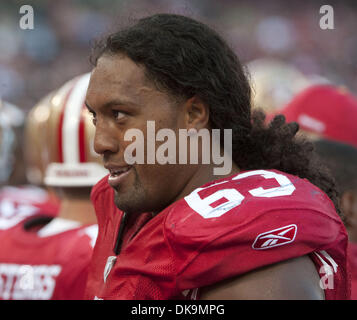 Agosto 27, 2011 - San Francisco, CA, Stati Uniti d'America - San Francisco 49ers vs Houston Texans al Candlestick Park Domenica, 27 agosto 2011. San Francisco 49ers center Donovan Edwards (63) sul margine..49er perdere a Texans 30-7. (Credito Immagine: © Al Golub/ZUMAPRESS.com) Foto Stock