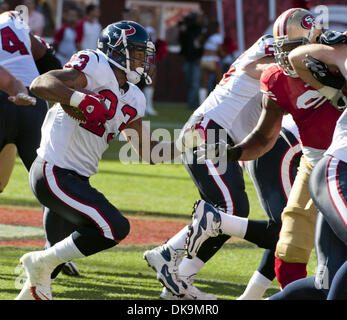 Agosto 27, 2011 - San Francisco, CA, Stati Uniti d'America - San Francisco 49ers vs Houston Texans al Candlestick Park Domenica, 27 agosto 2011. Houston Texans running back Arian Foster (23) Rendere i cantieri extra..49er perdere a Texans 30-7. (Credito Immagine: © Al Golub/ZUMAPRESS.com) Foto Stock