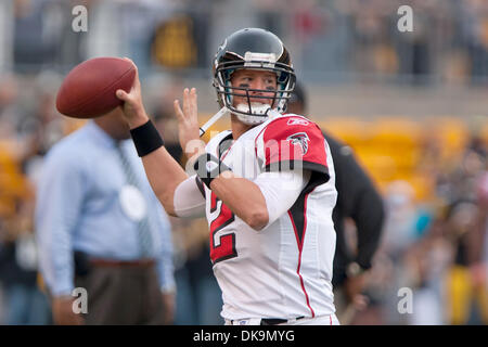 Agosto 27, 2011 - Pittsburgh, Pennsylvania, Stati Uniti - Atlanta a partire quarterback Matt Ryan (2) si riscalda prima di preseason game contro Pittsburgh Steelers ha giocato a Heinz Field di Pittsburgh, in Pennsylvania. (Credito Immagine: © Frank Jansky/Southcreek globale/ZUMAPRESS.com) Foto Stock