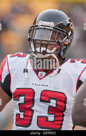 Agosto 27, 2011 - Pittsburgh, Pennsylvania, Stati Uniti - Atlanta running back Michael Turner (33) prima di preseason game contro Pittsburgh Steelers ha giocato a Heinz Field di Pittsburgh, in Pennsylvania. (Credito Immagine: © Frank Jansky/Southcreek globale/ZUMAPRESS.com) Foto Stock