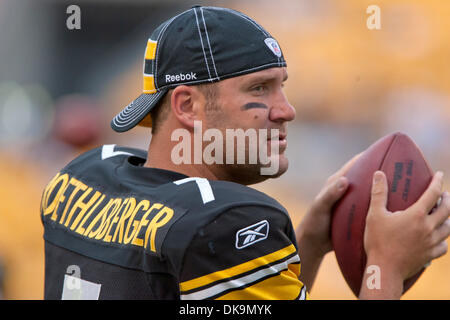 Agosto 27, 2011 - Pittsburgh, Pennsylvania, Stati Uniti - Pittsburgh Steelers a partire quarterback Ben Roethlisberger (7) si riscalda prima di preseason game contro i falchi di Atlanta ha giocato a Heinz Field di Pittsburgh, in Pennsylvania. (Credito Immagine: © Frank Jansky/Southcreek globale/ZUMAPRESS.com) Foto Stock