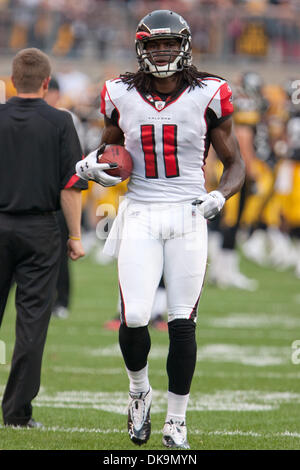 Agosto 27, 2011 - Pittsburgh, Pennsylvania, Stati Uniti - Atlanta wide receiver Julio Jones (11) prima di preseason game contro Pittsburgh Steelers ha giocato a Heinz Field di Pittsburgh, in Pennsylvania. (Credito Immagine: © Frank Jansky/Southcreek globale/ZUMAPRESS.com) Foto Stock