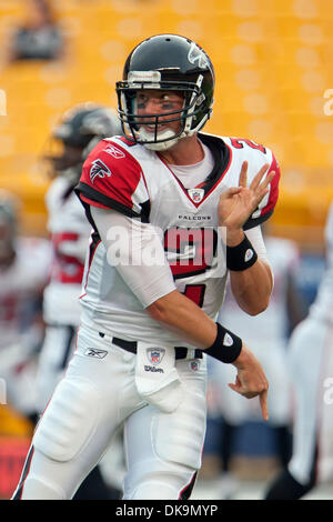 Agosto 27, 2011 - Pittsburgh, Pennsylvania, Stati Uniti - Atlanta a partire quarterback Matt Ryan (2) si riscalda prima di preseason game contro Pittsburgh Steelers ha giocato a Heinz Field di Pittsburgh, in Pennsylvania. (Credito Immagine: © Frank Jansky/Southcreek globale/ZUMAPRESS.com) Foto Stock