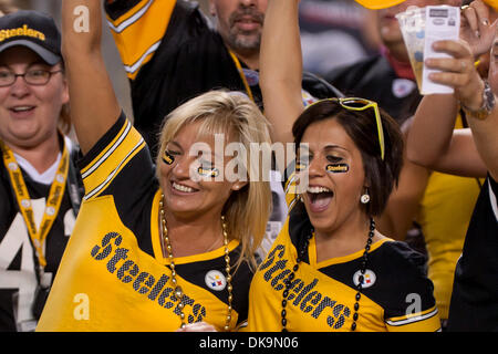 Agosto 27, 2011 - Pittsburgh, Pennsylvania, Stati Uniti - ventole di Pittsburgh tifare per la lo Steelers durante la partita contro i falchi di Atlanta. La Pittsburgh Steelers sconfitto Atlanta Falcons 34-16 nella preseason game giocato a Heinz Field di Pittsburgh, in Pennsylvania. (Credito Immagine: © Frank Jansky/Southcreek globale/ZUMAPRESS.com) Foto Stock