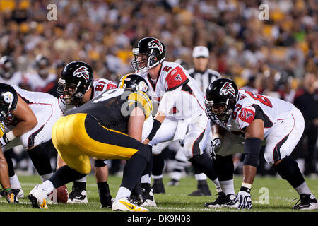 Agosto 27, 2011 - Pittsburgh, Pennsylvania, Stati Uniti - Atlanta a partire quarterback Matt Ryan (2) sotto il centro durante il secondo trimestre contro Pittsburgh. La Pittsburgh Steelers sconfitto Atlanta Falcons 34-16 nella preseason game giocato a Heinz Field di Pittsburgh, in Pennsylvania. (Credito Immagine: © Frank Jansky/Southcreek globale/ZUMAPRESS.com) Foto Stock
