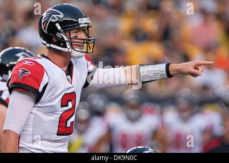 Agosto 27, 2011 - Pittsburgh, Pennsylvania, Stati Uniti - Atlanta a partire quarterback Matt Ryan (2) punti di difesa nel corso del primo trimestre contro Pittsburgh. La Pittsburgh Steelers sconfitto Atlanta Falcons 34-16 nella preseason game giocato a Heinz Field di Pittsburgh, in Pennsylvania. (Credito Immagine: © Frank Jansky/Southcreek globale/ZUMAPRESS.com) Foto Stock