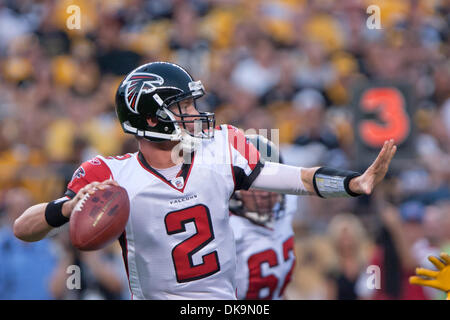 Agosto 27, 2011 - Pittsburgh, Pennsylvania, Stati Uniti - Atlanta a partire quarterback Matt Ryan (2) sembra passare durante il primo trimestre contro Pittsburgh. La Pittsburgh Steelers sconfitto Atlanta Falcons 34-16 nella preseason game giocato a Heinz Field di Pittsburgh, in Pennsylvania. (Credito Immagine: © Frank Jansky/Southcreek globale/ZUMAPRESS.com) Foto Stock