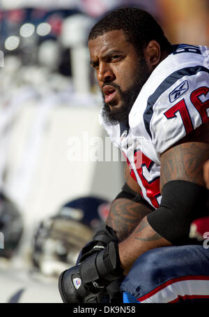 Agosto 27, 2011 - San Francisco, CA, Stati Uniti - 27 agosto 2011: Houston Texans ANTHONY DAVIS #76 orologi il ricorso contro il San Francisco 49ers. Texans battere il 49ers 30-7 al Candlestick Park di San Francisco, CA. (Credito Immagine: © William Mancebo/ZUMAPRESS.com) Foto Stock