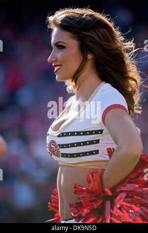 Agosto 27, 2011 - San Francisco, CA, Stati Uniti - 27 agosto 2011: UN 49ers Gold Rush cheerleader orologi l'azione contro Houston Texans. Texans battere il 49ers 30-7 al Candlestick Park di San Francisco, CA. (Credito Immagine: © William Mancebo/ZUMAPRESS.com) Foto Stock