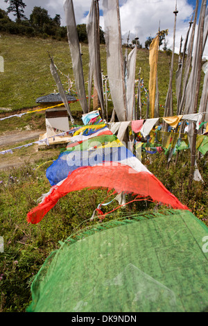 Il Bhutan, Phobjika, Pele La pass, bandiere di preghiera legata per viaggi sicuri Foto Stock