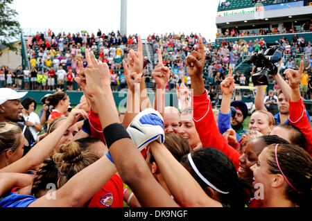 27 agosto 2011: Il Western New York Flash sconfitto l'indipendenza di Philadelphia con un 5-4 calcio di rigore vincere a Sahlen's Stadium di Rochester, NY nelle donne il calcio professionale (WPS) partita di campionato. La Western New York Flash festeggiare la conquista il WPS 2011 Campionato.(Immagine di credito: © Alan Schwartz/Cal Sport Media/ZUMAPRESS.com) Foto Stock