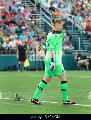 27 agosto 2011: Il Western New York Flash sconfitto l'indipendenza di Philadelphia con un 5-4 calcio di rigore vincere a Sahlen's Stadium di Rochester, NY nelle donne il calcio professionale (WPS) partita di campionato. Indipendenza di Filadelfia il portiere Nicole Barnhart (23) non è a conoscenza dello scoiattolo dietro di lei. Il gioco è stato interrotto per rimuovere lo scoiattolo dal campo.(Immagine di credito: © Alan S Foto Stock