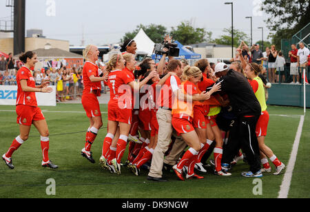 27 agosto 2011: Il Western New York Flash sconfitto l'indipendenza di Philadelphia con un 5-4 calcio di rigore vincere a Sahlen's Stadium di Rochester, NY nelle donne il calcio professionale (WPS) partita di campionato. La Western New York Flash festeggiare la conquista il WPS 2011 Campionato di gioco.(Immagine di credito: © Alan Schwartz/Cal Sport Media/ZUMAPRESS.com) Foto Stock