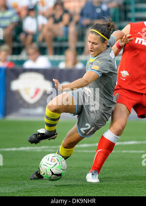 27 agosto 2011: Il Western New York Flash sconfitto l'indipendenza di Philadelphia con un 5-4 calcio di rigore vincere a Sahlen's Stadium di Rochester, NY nelle donne il calcio professionale (WPS) partita di campionato. Indipendenza di Filadelfia Brittany Bock (21) in azione durante il WPS 2011 Campionato di gioco.(Immagine di credito: © Alan Schwartz/Cal Sport Media/ZUMAPRESS.com) Foto Stock