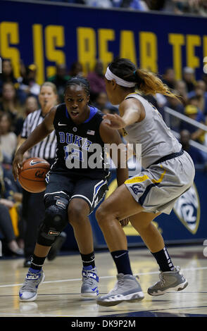 Berkeley, CA, Stati Uniti d'America. Decimo Nov, 2013. NOV 10 2013 - Berkeley CA, U.S. - Duke G # 12 Chelsea battaglia grigio Cal G Brittnay Boyd all'Hoop durante il NCAA Womens gioco di basket tra università di duca diavoli blu e California Golden Bears 70-58 vincere a Hass Pavilion Berkeley Calif © csm/Alamy Live News Foto Stock