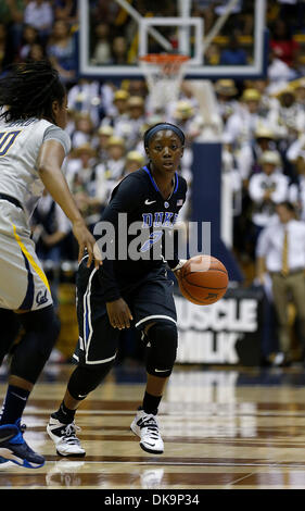 Berkeley, CA, Stati Uniti d'America. Decimo Nov, 2013. NOV 10 2013 - Berkeley CA, U.S. - Duke G # 2 Alexis Jones a metà corte durante il NCAA Womens gioco di basket tra università di duca diavoli blu e California Golden Bears 70-58 vincere a Hass Pavilion Berkeley Calif © csm/Alamy Live News Foto Stock