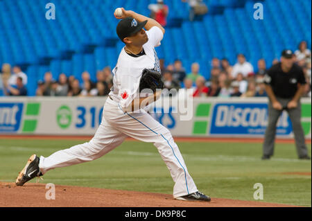 Il 29 agosto 2011 - Toronto, Ontario, Canada - Toronto Blue Jays brocca Ricky Romero (24) ha iniziato il gioco contro il Tampa Bay Rays. Il Toronto Blue Jays portano il Tampa Bay Rays 3 - 2 dopo 3 inning. (Credito Immagine: © Keith Hamilton/Southcreek globale/ZUMAPRESS.com) Foto Stock