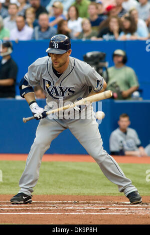 Il 29 agosto 2011 - Toronto, Ontario, Canada - Tampa Bay Rays primo baseman Casey Kotchman (11) guarda bunting contro il Toronto Blue Jays. Il Toronto Blue Jays portano il Tampa Bay Rays 3 - 2 dopo 3 inning. (Credito Immagine: © Keith Hamilton/Southcreek globale/ZUMAPRESS.com) Foto Stock