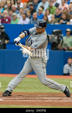 Il 29 agosto 2011 - Toronto, Ontario, Canada - Tampa Bay Rays shorstop Sean Rodriguez (1) colpisce un singolo nel primo inning contro il Toronto Blue Jays. Il Toronto Blue Jays portano il Tampa Bay Rays 3 - 2 dopo 3 inning. (Credito Immagine: © Keith Hamilton/Southcreek globale/ZUMAPRESS.com) Foto Stock