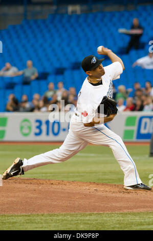 Il 29 agosto 2011 - Toronto, Ontario, Canada - Toronto Blue Jays brocca Ricky Romero (24) ha iniziato il gioco contro il Tampa Bay Rays. Il Toronto Blue Jays portano il Tampa Bay Rays 3 - 2 dopo 3 inning. (Credito Immagine: © Keith Hamilton/Southcreek globale/ZUMAPRESS.com) Foto Stock