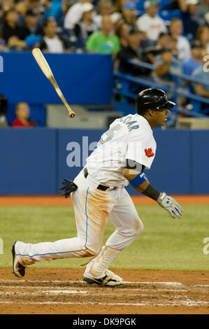 Il 29 agosto 2011 - Toronto, Ontario, Canada - Toronto Blue Jays shorstop Yunel Escobar (5) in azione contro il Tampa Bay Rays. Il Toronto Blue Jays sconfitto il Tampa Bay Rays 7 - 3 presso il Rogers Centre Toronto Ontario. (Credito Immagine: © Keith Hamilton/Southcreek globale/ZUMAPRESS.com) Foto Stock