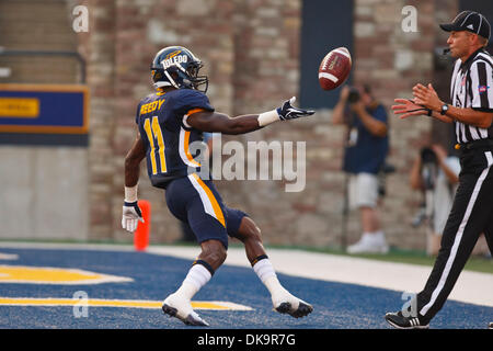 Sett. 1, 2011 - Toledo, Ohio, Stati Uniti - Toledo wide receiver Bernard pronto (11) lancia la palla a un ufficiale dopo il punteggio su un 29-cantiere touchdown durante il primo trimestre di azione di gioco. Il Toledo Rockets, della Conferenza Mid-American, sconfitto il New Hampshire Wildcats, del Colonial Athletic Association, 58-22 0-0 al vaso di vetro a Toledo, Ohio. (Credito Immagine: © Scott Grau/S Foto Stock