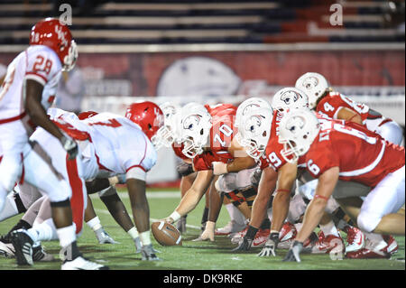 Sett. 1, 2011 - Mobile, Alabama, Stati Uniti - South Alabama giaguari line up per un gioco nella prima metà del NCAA Football azione. A metà tempo il cliente è legato 7 - 7 a Ladd-Peebles Stadium di Mobile, Alabama. (Credito Immagine: © Michael Chang/Southcreek globale/ZUMApress.com) Foto Stock