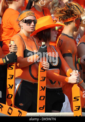 Sett. 3, 2011 - Stillwater, Oklahoma, Stati Uniti d'America - Oklahoma State Cowboys tifosi guardare il gioco tra il Louisiana-Lafayette Ragin Cajuns e Oklahoma State Cowboys a Boone Pickens Stadium di Stillwater, OK. Oklahoma State conduce Louisiana-Lafayette 34 a 10 al tempo di emisaturazione. (Credito Immagine: © Dan Wozniak/Southcreek globale/ZUMAPRESS.com) Foto Stock