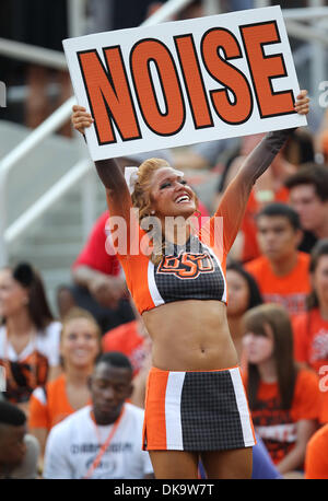 Sett. 3, 2011 - Stillwater, Oklahoma, Stati Uniti d'America - un Oklahoma State Cowboys cheerleader in azione durante il gioco tra il Louisiana-Lafayette Ragin Cajuns e Oklahoma State Cowboys a Boone Pickens Stadium di Stillwater, OK. Oklahoma State conduce Louisiana-Lafayette 34 a 10 al tempo di emisaturazione. (Credito Immagine: © Dan Wozniak/Southcreek globale/ZUMAPRESS.com) Foto Stock