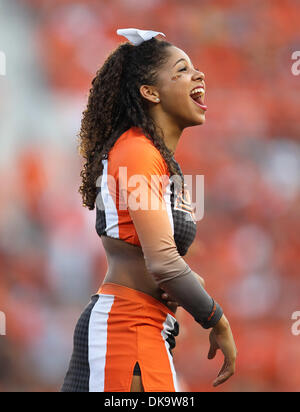 Sett. 3, 2011 - Stillwater, Oklahoma, Stati Uniti d'America - un Oklahoma State Cowboys cheerleader in azione durante il gioco tra il Louisiana-Lafayette Ragin Cajuns e Oklahoma State Cowboys a Boone Pickens Stadium di Stillwater, OK. Oklahoma State conduce Louisiana-Lafayette 34 a 10 al tempo di emisaturazione. (Credito Immagine: © Dan Wozniak/Southcreek globale/ZUMAPRESS.com) Foto Stock