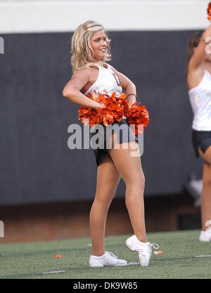 Sett. 3, 2011 - Stillwater, Oklahoma, Stati Uniti d'America - un Oklahoma State Cowboys cheerleader in azione durante il gioco tra il Louisiana-Lafayette Ragin Cajuns e Oklahoma State Cowboys a Boone Pickens Stadium di Stillwater, OK. Oklahoma State conduce Louisiana-Lafayette 34 a 10 al tempo di emisaturazione. (Credito Immagine: © Dan Wozniak/Southcreek globale/ZUMAPRESS.com) Foto Stock