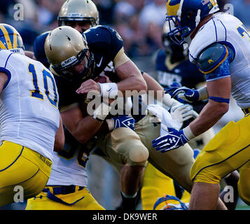 Sett. 3, 2011 - Annapolis, Maryland, Stati Uniti d'America - Quarterback Kriss Proctor #2 punteggi impetuoso touchdown sabato 7 settembre 3, 2011 a Marine Corps Memorial Stadium di Annapolis Maryland.....Navy sarebbe andare a sconfiggere Delaware 40-17 Navy conduce il tutto in tempo serie contro il blu galline, 9-7, compresa una vittoria 35-18 nel 2009 quando il quarterback Ricky Dobbs affrettato per cinque a Foto Stock