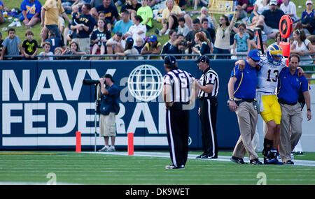 Sett. 3, 2011 - Annapolis, Maryland, Stati Uniti d'America - Delaware Quarterback Trevor Sasek #13 (a destra) essendo aiuto del campo con una contusione al ginocchio pregiudizio sabato 7 settembre 3, 2011 a Marine Corps Memorial Stadium di Annapolis Maryland.....Navy sarebbe andare a sconfiggere Delaware 40-17 Navy conduce il tutto in tempo serie contro il blu galline, 9-7, compresa una vittoria 35-18 nel 2009 quando Foto Stock