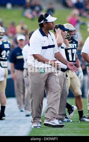 Sett. 3, 2011 - Annapolis, Maryland, Stati Uniti d'America - Navy Head Coach Ken Niumatalolo orologi il gioco dal margine sabato 7 settembre 3, 2011 a Marine Corps Memorial Stadium di Annapolis Maryland.....Navy sarebbe andare a sconfiggere Delaware 40-17 Navy conduce il tutto in tempo serie contro il blu galline, 9-7, compresa una vittoria 35-18 nel 2009 quando il quarterback Ricky Dobbs affrettata Foto Stock