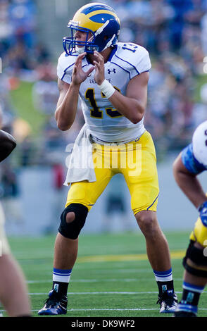 Sett. 3, 2011 - Annapolis, Maryland, Stati Uniti d'America - Delaware Quarterback Trevor Sasek #13 durante la Marina Delaware partita di sabato 7 settembre 3, 2011 a Marine Corps Memorial Stadium di Annapolis Maryland.....Navy sarebbe andare a sconfiggere Delaware 40-17 Navy conduce il tutto in tempo serie contro il blu galline, 9-7, compresa una vittoria 35-18 nel 2009 quando il quarterback Ricky Dobbs affrettato per Foto Stock